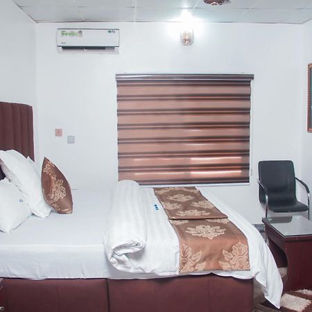 Kay Luxury Suites Uyo Exterior foto