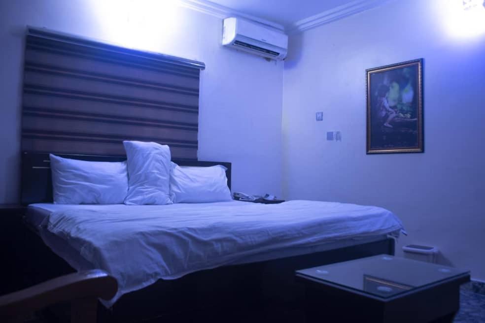 Kay Luxury Suites Uyo Exterior foto