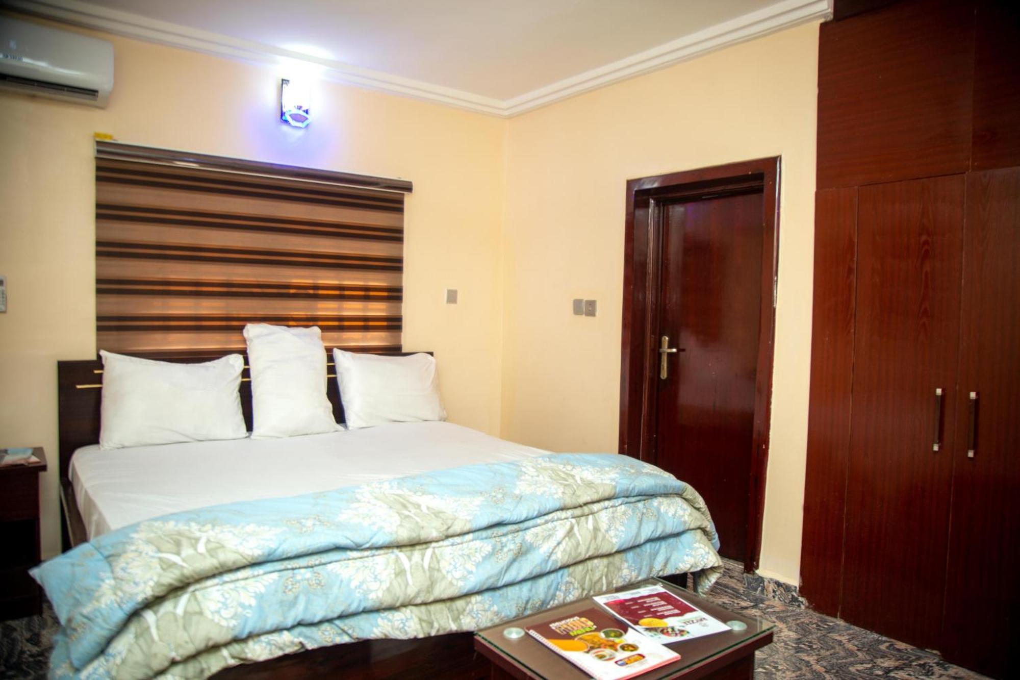Kay Luxury Suites Uyo Exterior foto