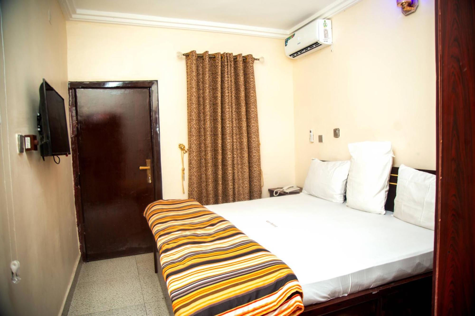 Kay Luxury Suites Uyo Exterior foto